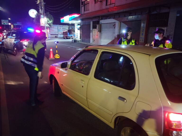 圖片說明：三峽警於重點區域設立臨檢站，加強取締違規案件。（記者徐煜勝翻攝）