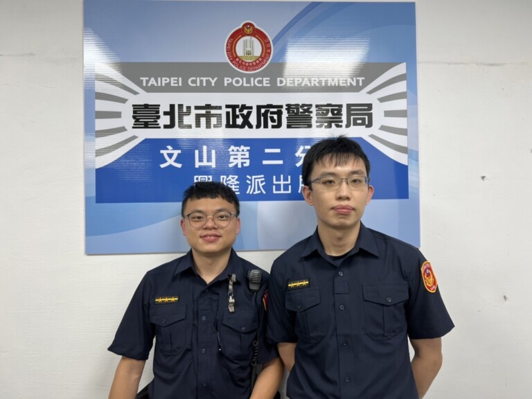 圖片說明：文山第二分局興隆所警員吳泓緯（左）、景暐傑（右）。（記者徐煜勝翻攝）