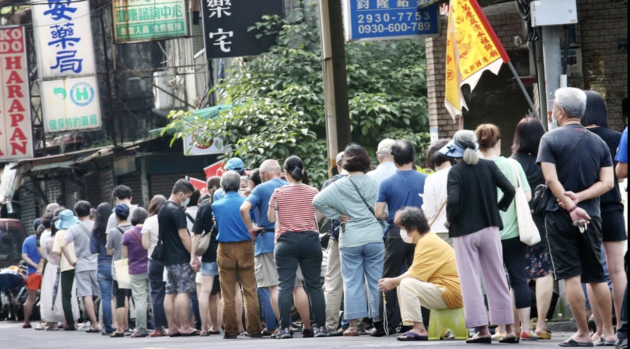 圖片說明：每天都有民眾大排長龍為買快篩劑。（圖/翻攝自網路資料） 