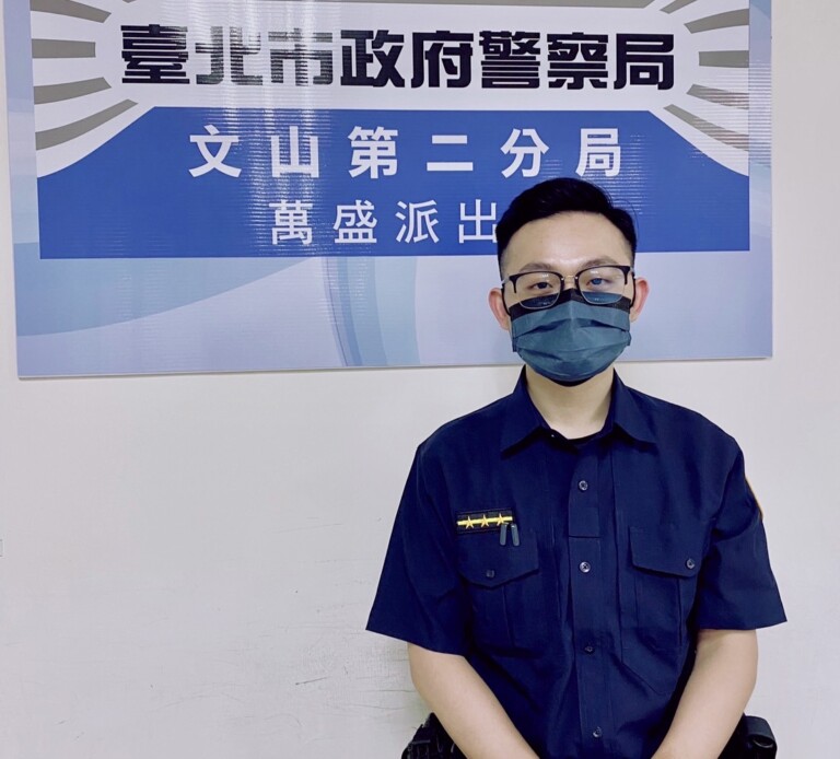 圖片說明：萬盛所員警蘇瑞鵬上班途中發現民眾有異，主動上前關懷阻詐。(記者趙靜姸翻攝)