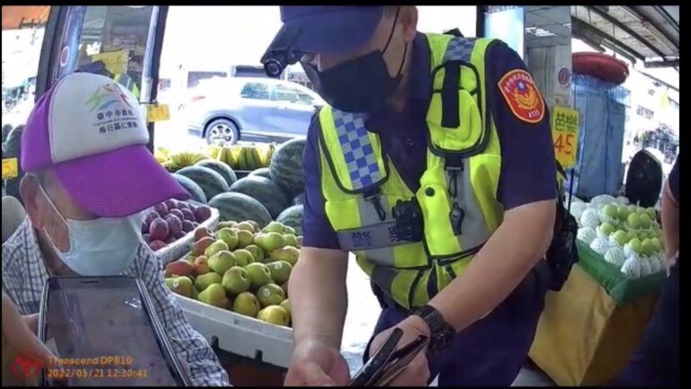 圖片說明：一名89歲老翁南區看完病公車坐過站，南屯所警員徐慧珊、簡佑宗安全護送返回烏日住家。 （記者江雁武翻攝）