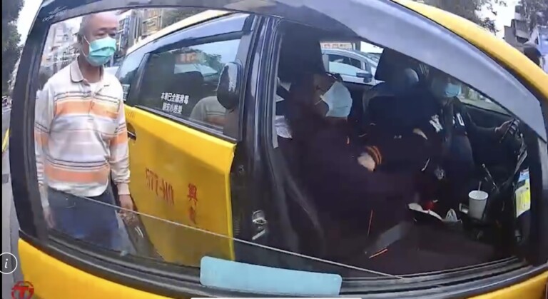 圖片說明：一名女子坐計程車抵達目的地時不願下車也不付車資並胡言亂語、大聲咆哮。(記者趙靜姸翻攝）