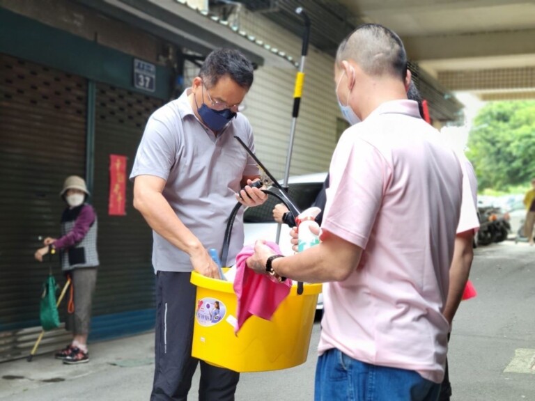 圖：（左）新竹市國民黨市長參選人林耕仁利用清潔工出身的專業協助弱勢母親，當起居家『全能改造王』。（圖/翻攝自林耕仁臉書）