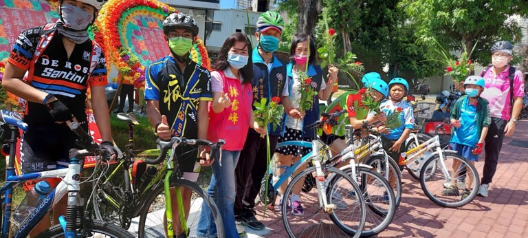 圖片說明 :修緣育幼學童騎單車尋艾草祈福疫情快快過。(記者劉治強攝)