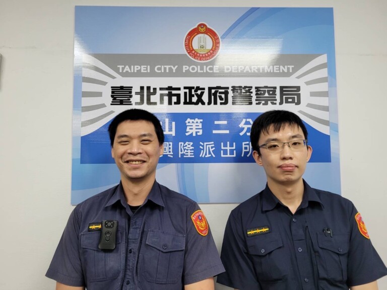 圖片說明：興隆所員警吳文軒（左）、景暐傑（右）熱心協助老婦找到回家的路。（記者張依維翻攝）