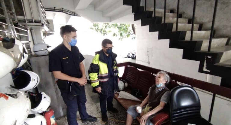 圖片說明：正值梅雨季節，大理街派出所警員陳弘哲及林奕辰協助失智老婦尋家人并安全護送返家。(記者吳萍翻攝）