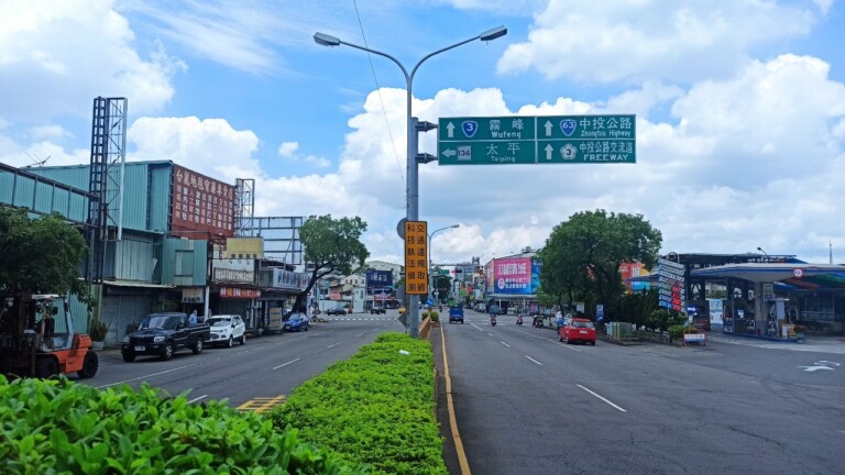 圖片說明：東區建成振興路口每遇尖峰時間，七岔路口的多時相號誌致使車流回堵，部分不耐久候的用路人易發生違規行為，也使該路口為本市易肇事路口之一。(路口多功能違規偵測)（記者江雁武翻攝）