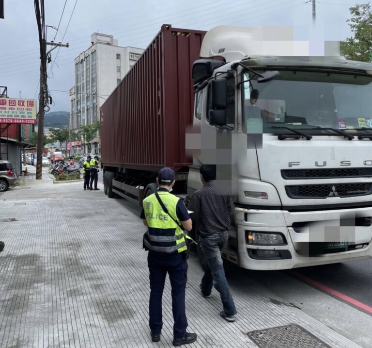 圖片說明：汐止警針對砂石車、大貨車等大型車易違規時段及路段加強攔檢。（記者徐煜勝翻攝）