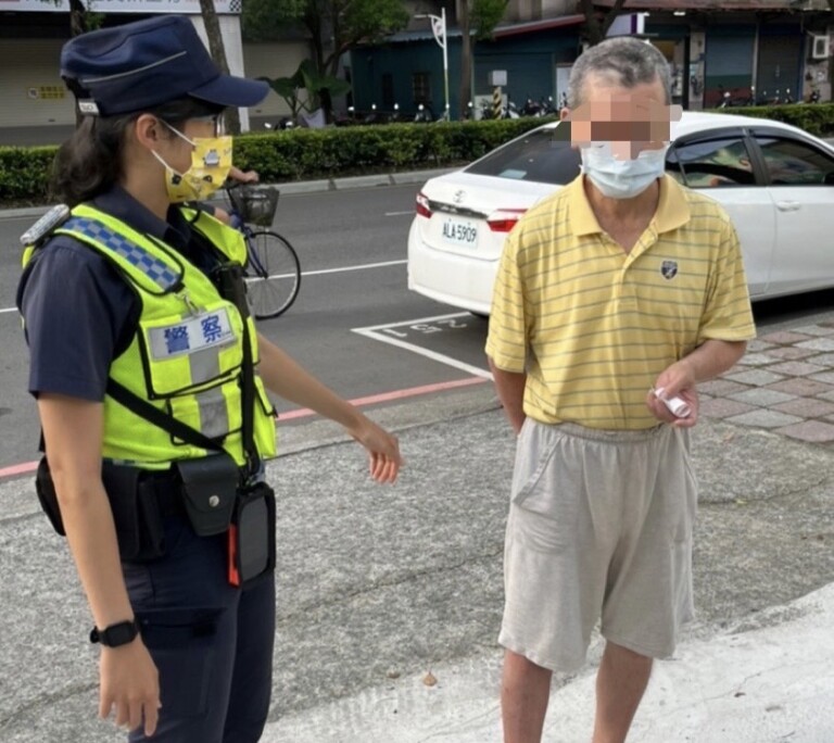 圖片說明：樹林警上前關切失智老翁。（記者徐煜勝翻攝）