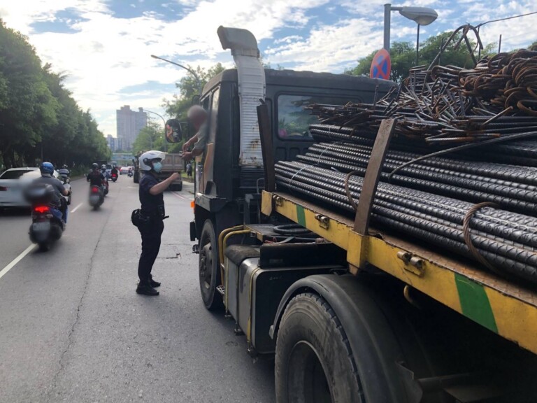 圖片說明：中和警強力取締違規大型車，保障用路人安全。（記者徐煜勝翻攝）