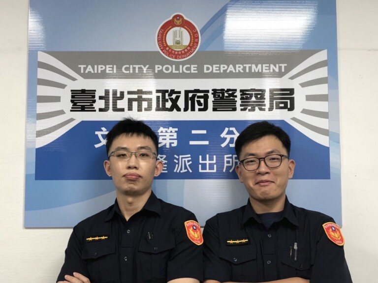 圖片說明：興隆所警員景暐傑(左)、陳則輔(右)接獲民眾至所內求助，速協助就醫。（記者趙靜姸翻攝）