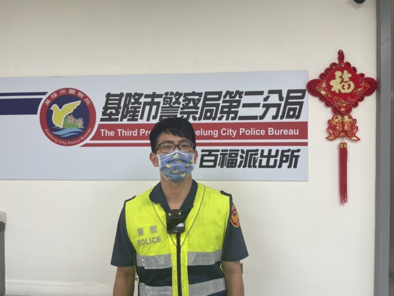 圖片說明：百幅派出所警員吳奕德配合消防隊人員到場，安撫男童。(記者宋紹誠翻攝)