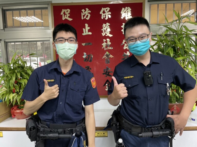 圖片說明：同德派出所員警黃信翔、陳冠全積極主動作為，深獲民眾讚許。(記者林鈞澤翻攝)