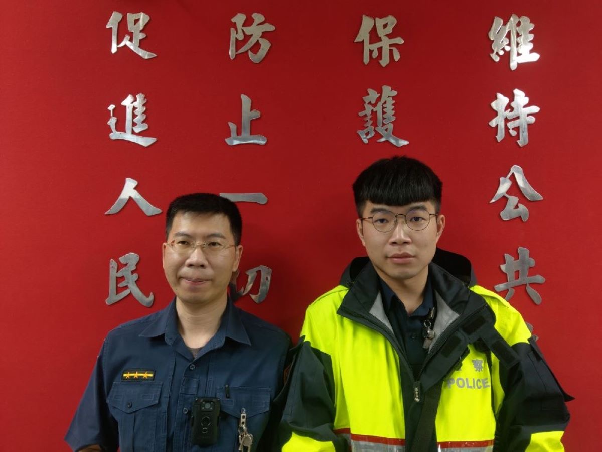 圖片說明：跨國愛情視訊三年險遭詐，康寧派出所警員吳鎧任(左)、陳弘義(右)及時攔阻。(記者宋紹誠翻攝)