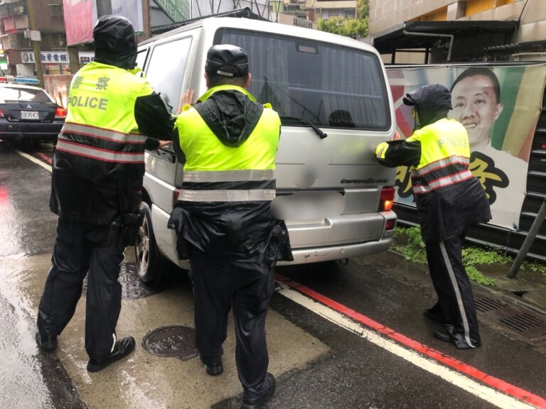 圖片說明：樹林警方為避免拋錨車輛造成交通大打結，遂與當事人協力將車輛推到路邊。（記者徐煜勝翻攝）