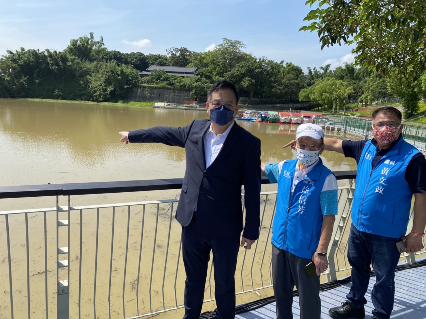 圖片說明：新竹市著名景點青草湖因一場雨變成壅塞湖，對此國民黨新竹市長候選人林耕仁及國民黨團議員今至青草湖會勘。（圖：翻攝自林耕仁臉書）