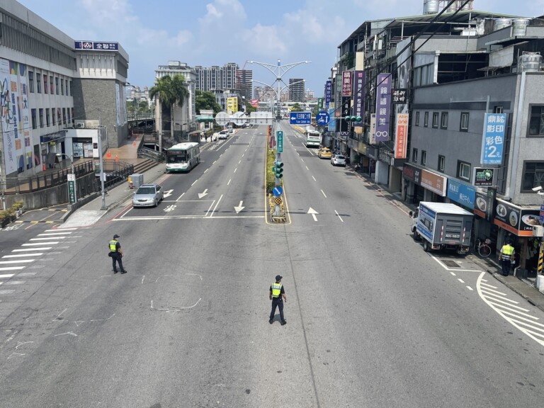 圖片說明：新莊警協助演習淨空街道。（記者戴昱弘翻攝）