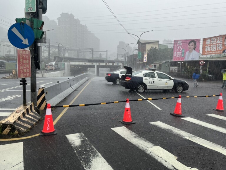 圖片說明：午後大雷雨，造成地下道積水，樹林警發現後，立即調派員警及義交至現場實施交通管制。（記者徐煜勝翻攝）