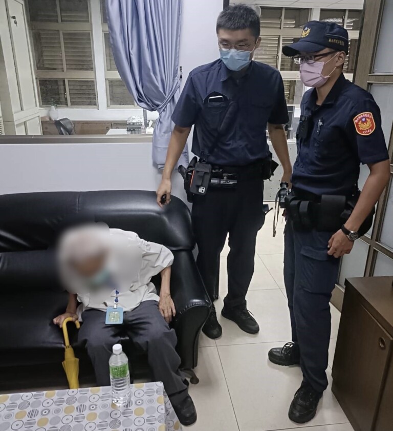 圖片說明：樹林暖警將老翁帶回派出所休息，再協助老翁返家。（記者徐煜勝翻攝）