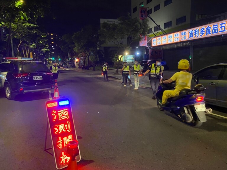 圖片說明：樹林警方為杜絕改裝車夜間噪音擾人清夢，並防制青少年於暑假期間深夜危險駕車，連兩週假日時段連手新北市政府環保局強力取締。（記者徐煜勝翻攝）