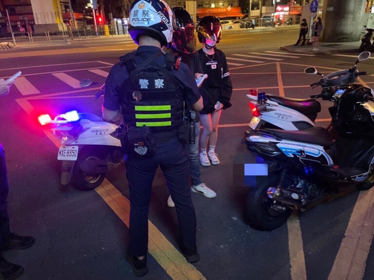 圖片說明：中和警分局蒐集改裝汽機車輛經常行駛路段，不定時不定點針對各類交通違規車輛加強稽查取締。（記者徐煜勝翻攝）