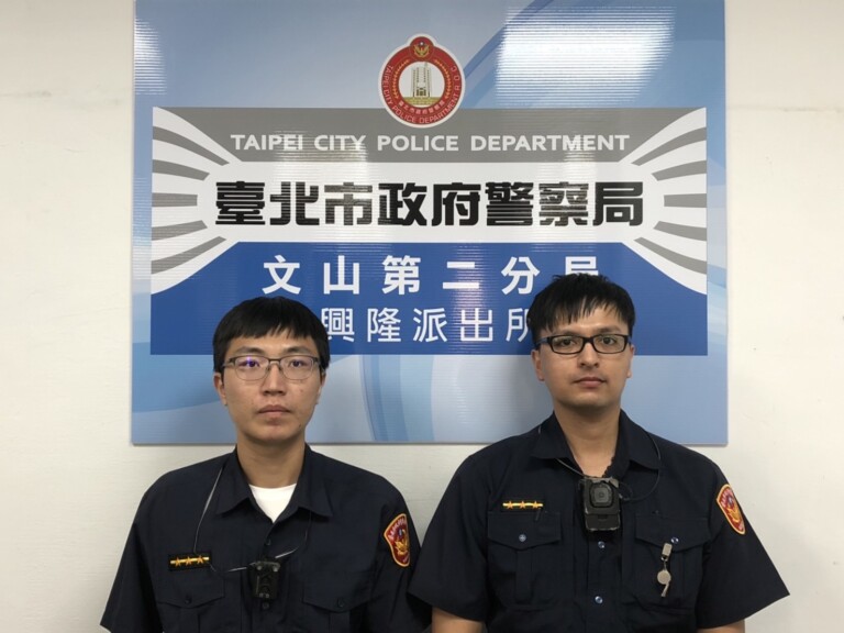 圖片說明：興隆派出所警員王瑞文（左）、胡柏峯（右）即時阻詐保住民眾財產。（記者趙靜姸翻攝）