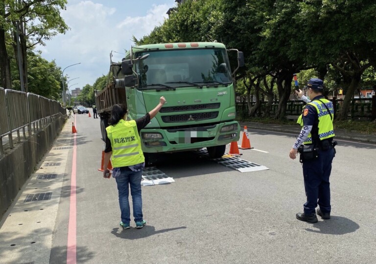 圖片說明：中和警祭出活動地磅強力取締違規大型車。（記者徐煜勝翻攝）