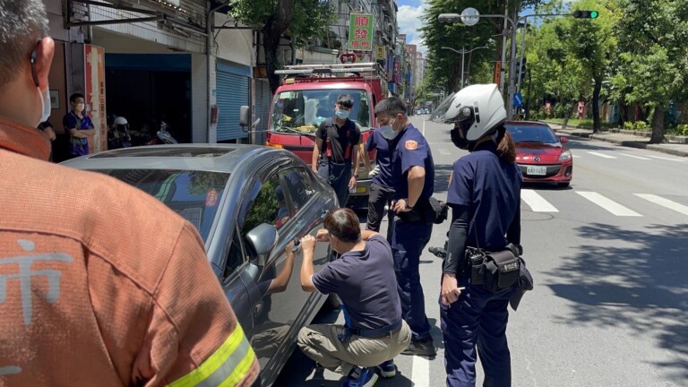 圖片說明：2歲孩童不小心誤觸中控鎖將自己反鎖車內，樹林警火速到場請鎖匠開鎖。（記者徐煜勝翻攝）