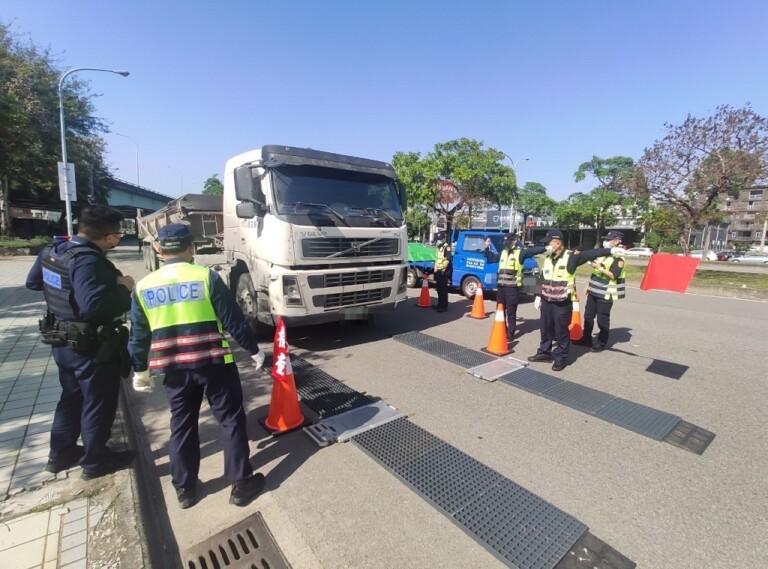 圖片說明：臺中市政府警察局交通警察大隊積極防制大型貨車(含砂石車)交通事故，規劃取締大型貨車(含砂石車)交通違規專案勤務。(記者謝榮浤翻攝)