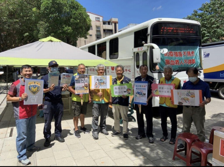 圖片說明：南港分局配合捐血活動，進行交通安全宣導。(記者葉鈞宇翻攝)