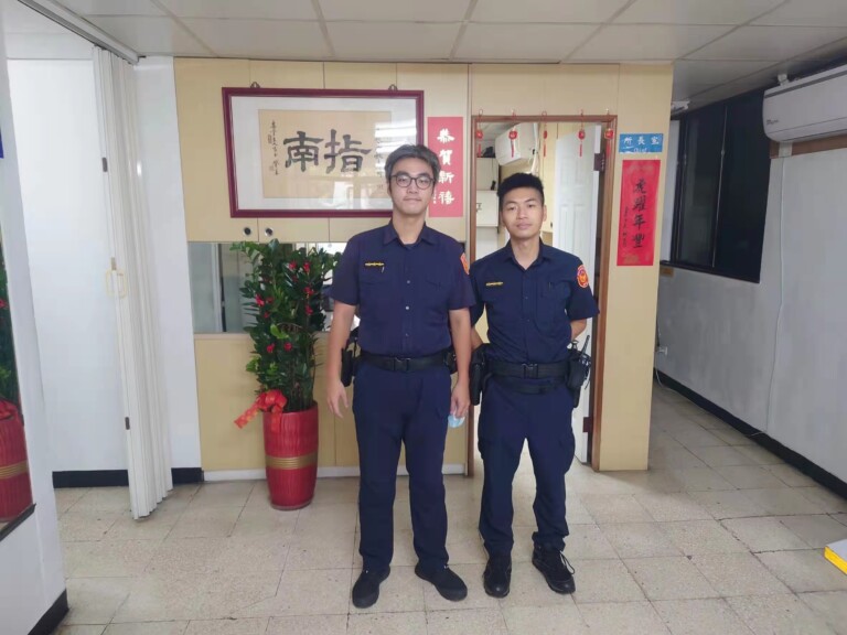 圖片說明:指南派出所警員龍顗凱(左)、警員鄭宇倫(右)，機智辦案根據一張捐款感謝狀，協助老婦返家。(記者吳萍翻攝）