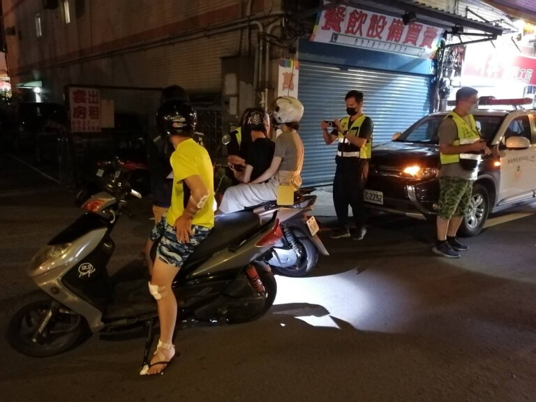 圖片說明：樹林警與環保局聯手取締改裝車噪音及危駕。（記者徐煜勝翻攝）