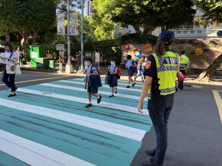 圖片說明：永和分局內、外勤警力結合義交、學校志工、導護媽媽、導護老師等，在永和區各國民小學上、放學時段編排護童勤務。（記者徐煜勝翻攝）