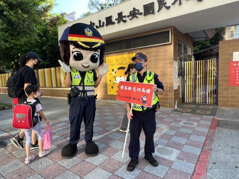 圖片說明：開學首日，中山警護學童安全加強交通疏導、宣導。（記者宋紹誠翻攝）