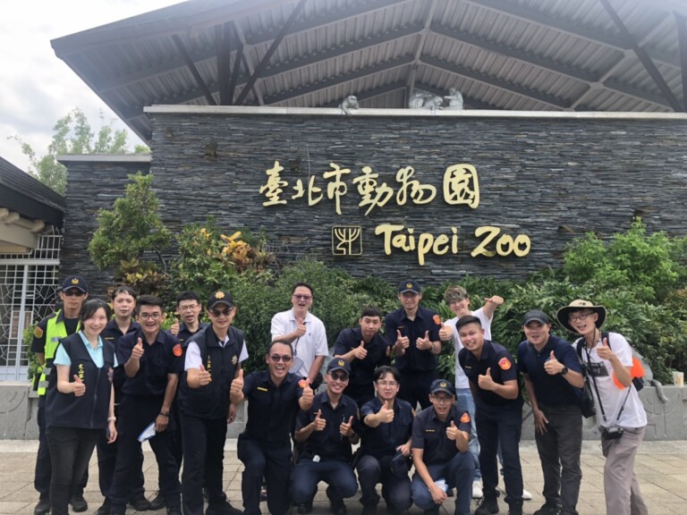 圖片說明：文一警動物園前舉辦「街頭藝人快閃」活動，強化宣導預防犯罪、保護婦幼。（記者吳萍翻攝）