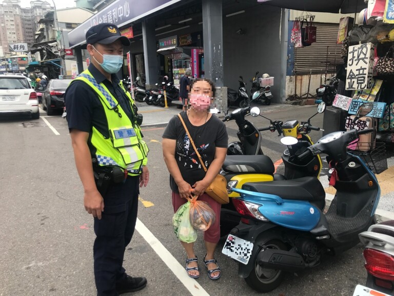 圖片說明：中市警四分局南屯派出所員警速助買菜遺失機車迷糊婦人尋獲愛車。(記者林㤈輝翻攝)