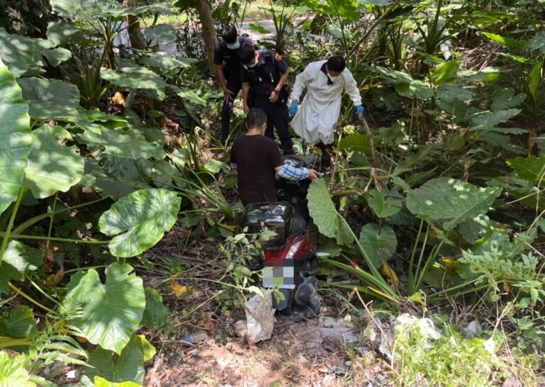 圖片說明：樹林警火速到場救助跌落山坡之雙載兄弟檔。（記者徐煜勝翻攝）