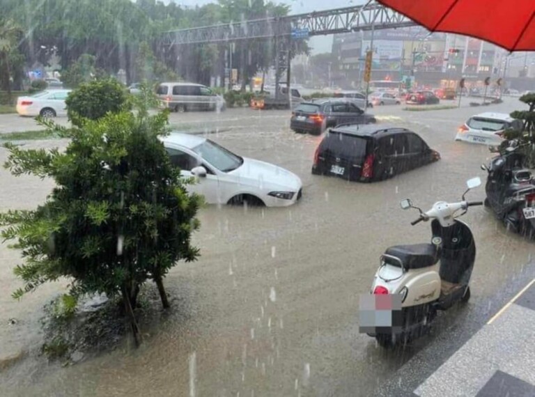 圖片說明 : 不到2小時的超大暴雨嘉義市成了類威尼斯。(網友提供)