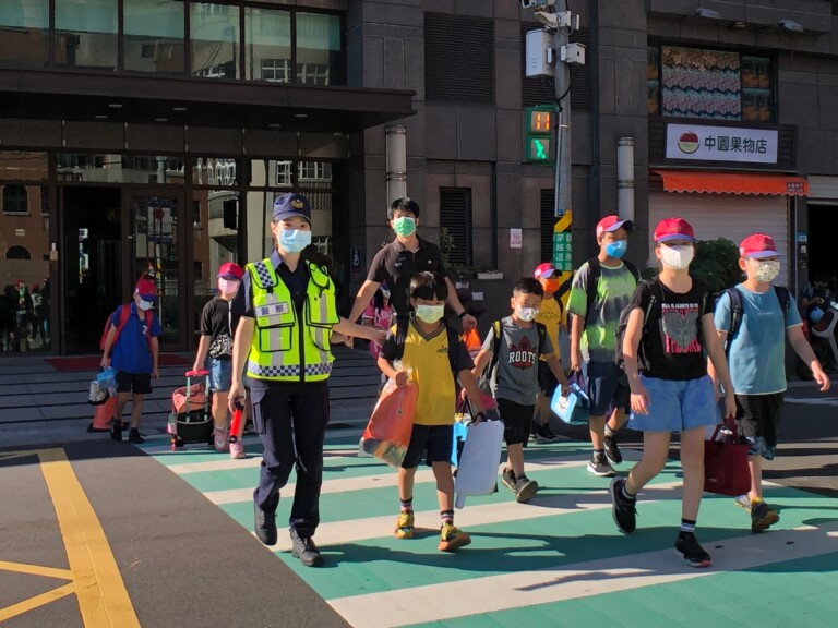 圖片說明：三峽分局動員內、外勤警力及結合分局民力，到轄內23所國民小學，配合學校人員共同執行「護童專案」勤務。（記者徐煜勝翻攝）