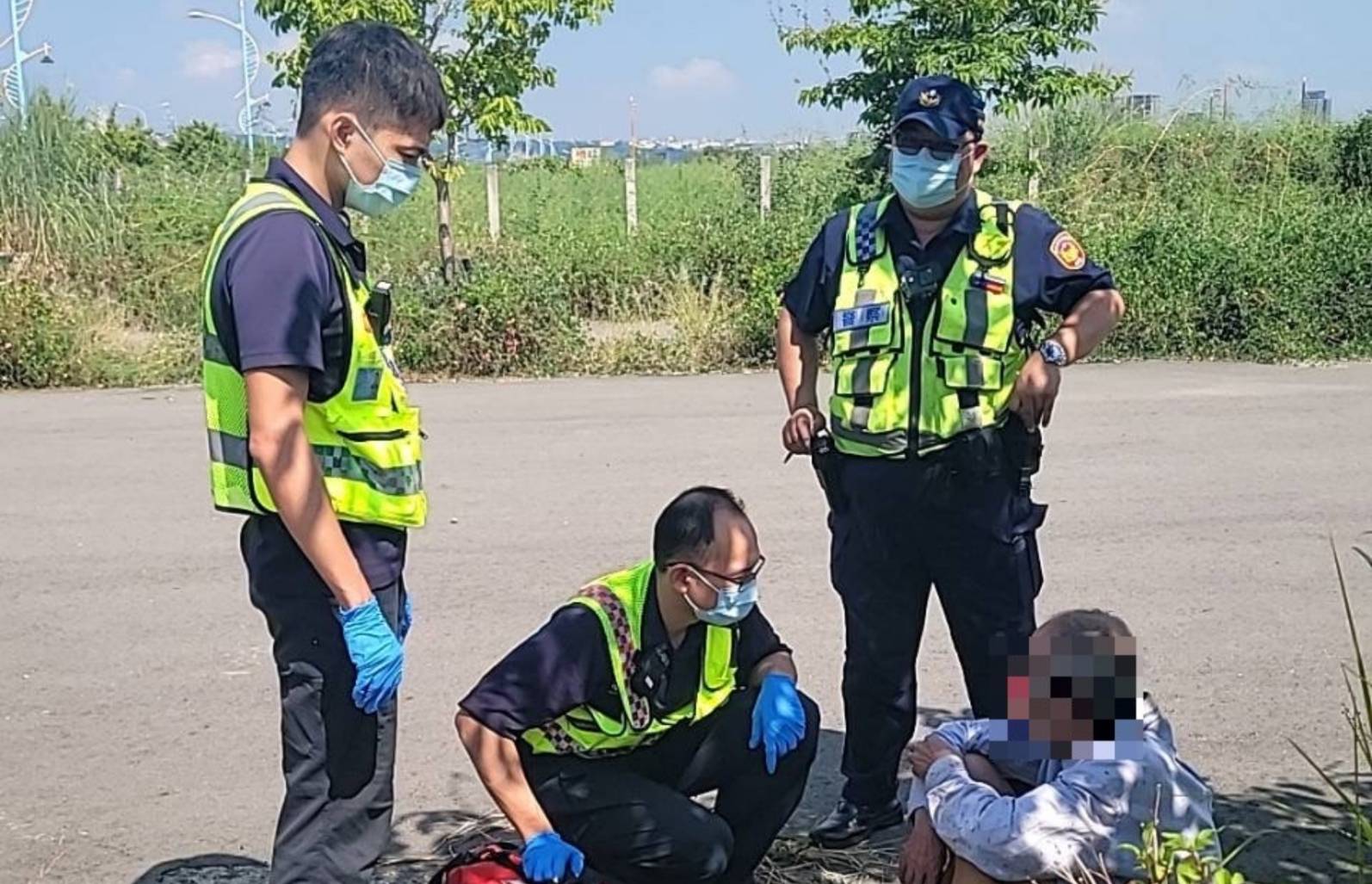 圖片說明：中市警四分局南屯派出所員警日前接獲民眾報案稱於管轄責任區內重劃區草叢內，發現倒臥失智老者經熱心民眾及警方協助順利返家。(記者林㤈輝翻攝) 