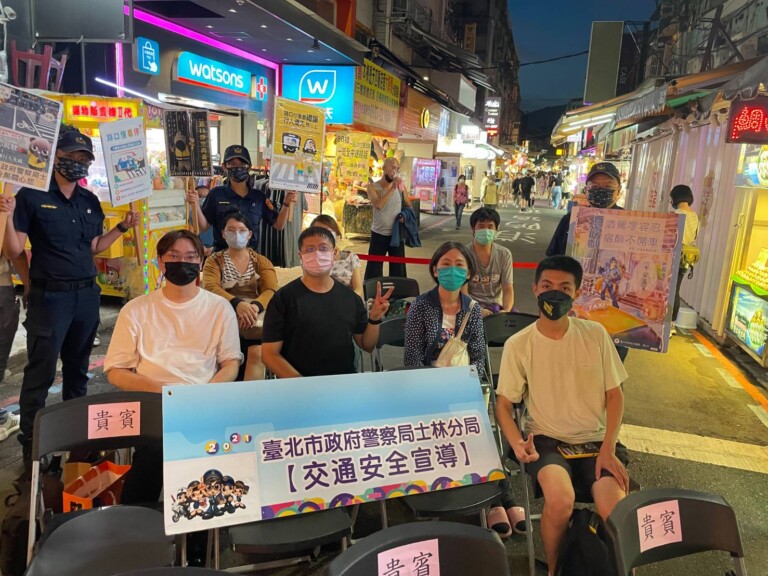 圖片說明：士林分局帥警靚麗女警於小週末夜士林夜市趁暑假尾聲特別舉辦「秋之味 士林好味chill」活動與逛夜市民眾互動。(記者林艷林翻攝)