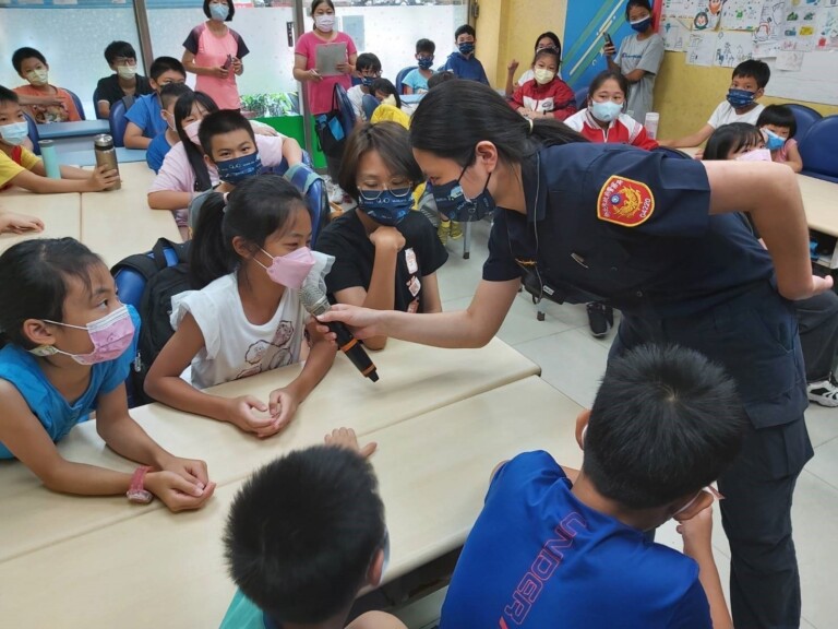 圖片說明：新莊警陪伴小孩玩闖關遊戲。（記者戴昱弘翻攝）