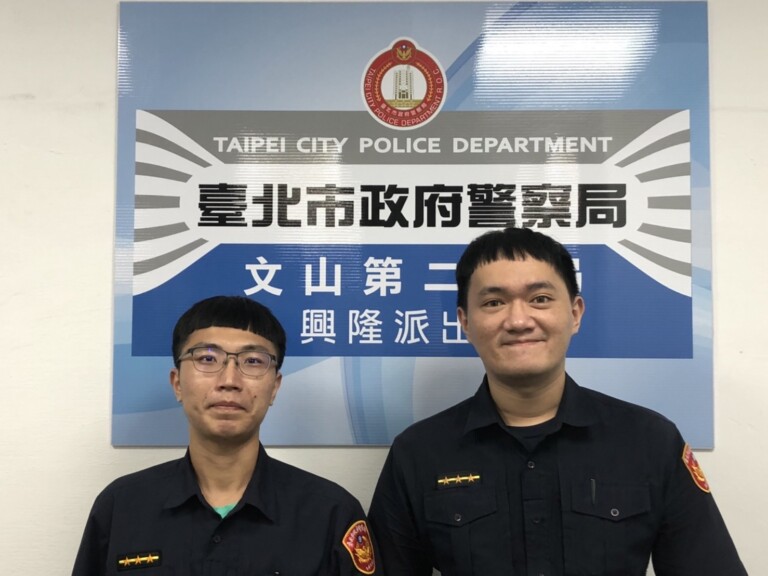 圖片說明：興隆所警員王瑞文（左）、吳旻諺（右）助老婆婆返家。（記者趙靜姸翻攝）