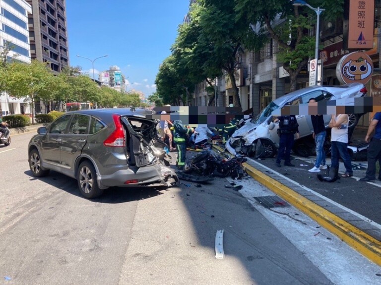 圖片說明：台北巿文山區羅斯福路六段發生一起肇事自小客車連續衝撞事故。（記者趙靜姸翻攝）