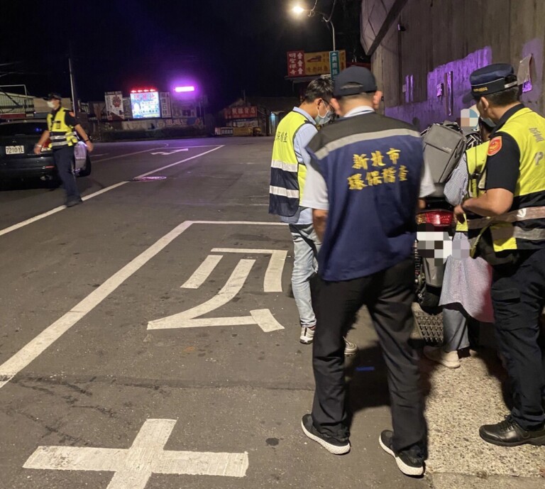 圖片說明：中和警與環保局聯合重點查緝噪音改裝車。（記者徐煜勝翻攝）