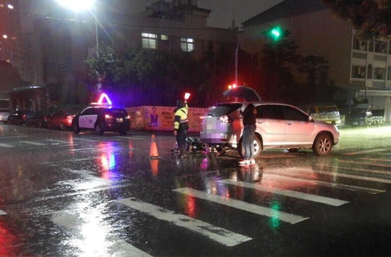 圖片說明：臺中市政府警察局交通警察大隊呼籲雨天用路狀況多，應要有防衛駕駛觀念以確保交通安全。(記者林㤈輝翻攝)