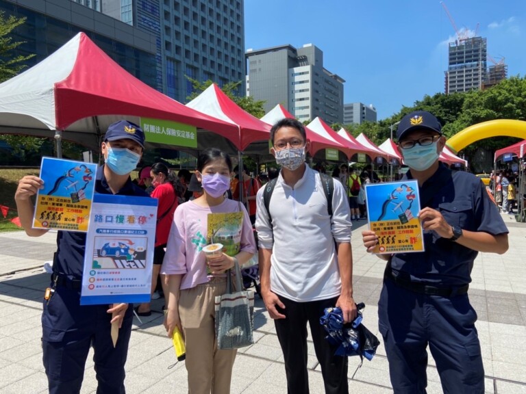 圖片說明：南港分局於南港車站南興公園辦理交通安全宣導，出動警用大型重機，向民眾宣導正確行車觀念。(記者林鈞澤翻攝)