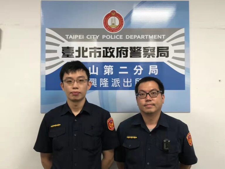 圖片說明:興隆所警員景暐傑（左）、劉冠廷（右），接獲行員報案速趕至銀行現場阻詐成功。(記者吳萍翻攝）