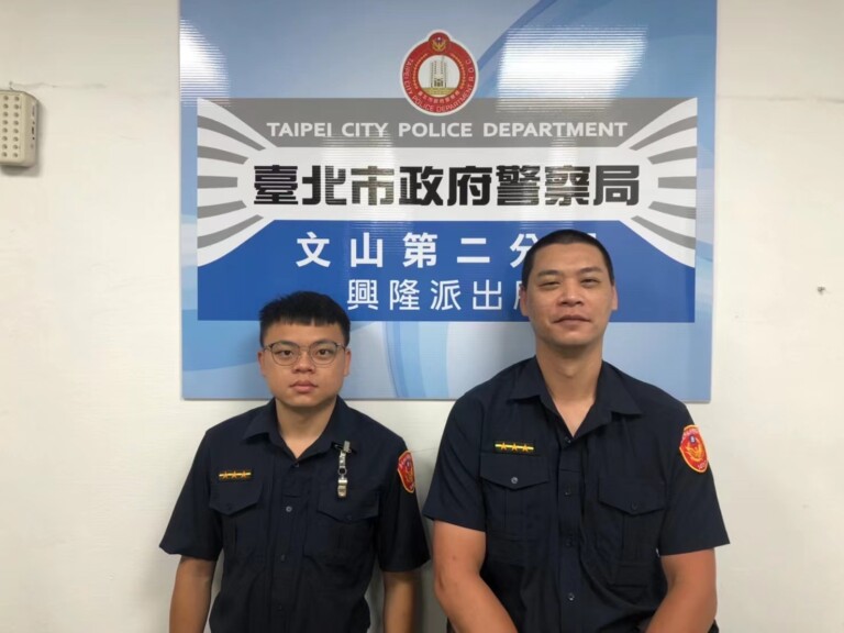 圖片說明：興隆所警員吳泓緯（左）吳文軒（右）成功阻止一起靈骨塔詐騙，保住民眾積蓄。(記者吳萍翻攝）