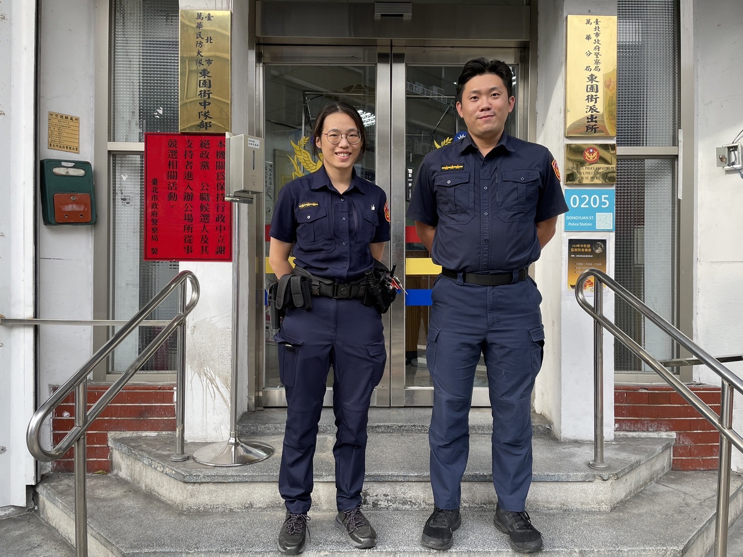 圖片說明：東園街派出所警員陳孝馨（左）、陳義旻（右）發現可疑嫌犯，攔查即刻現形逮捕送辦。（記者吳萍翻攝）